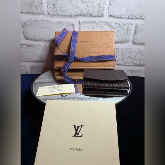 LOUIS VUITTON BORDEAUX COWHIDE LEATHER CUFFLINK POUCH IN UNUSED
AS NEW CONDITION - Picture 10 of 12